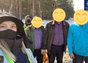 Біля посту у Маневичах поліця знову допомогла авто, яке з’їхало в кювет