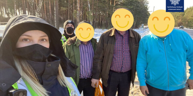 Біля посту у Маневичах поліця знову допомогла авто, яке з’їхало в кювет