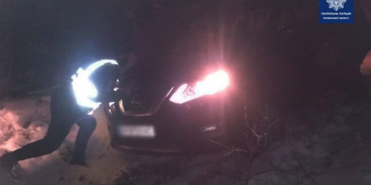 Вночі, біля посту в Маневичах діставали авто із кювету
