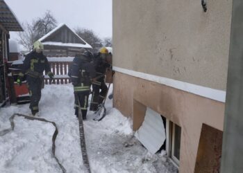 У Колках вогнеборці гасили пожежу у підвальному приміщенні