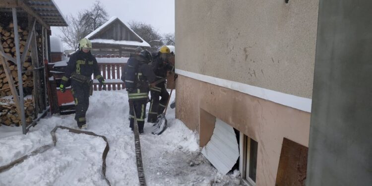 У Колках вогнеборці гасили пожежу у підвальному приміщенні
