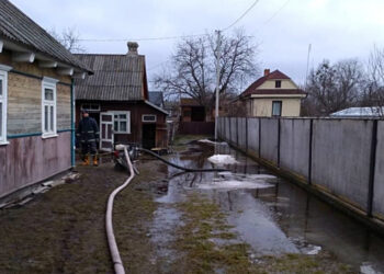 На Маневиччині рятувальники відкачували воду з підтоплених прибудинкових територій