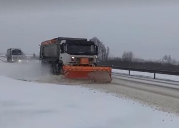 Волинські дорожники продовжують розчищати автошляхи