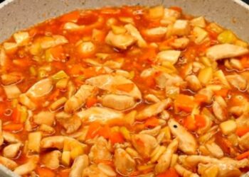 Ніжне куряче філе з морквою та яблуком у кисло-солодкому соусі