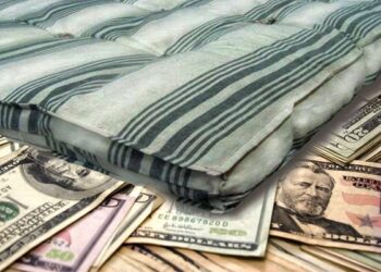 Скільки українці тримають грошей «під матрацом»