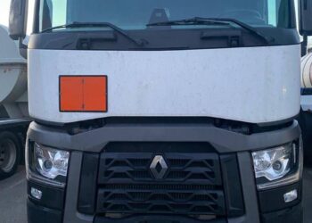 На Волинському кордоні у водія забрали викрадену у Франції фуру